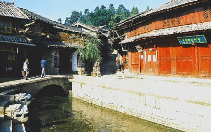 真实晚清老照片：穿着肚兜的*女妓**在揽客，底层妇女穷到衣不蔽体2