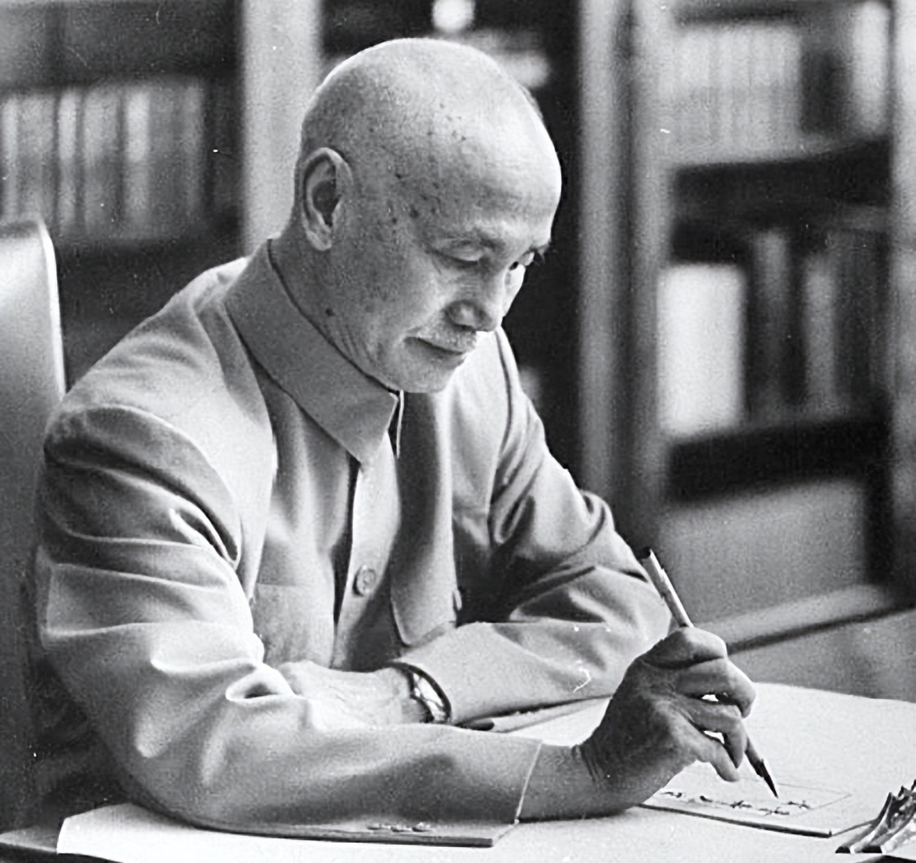 如果蒋介石带台湾回归,会得到什么官位?周总理的承诺震惊世界