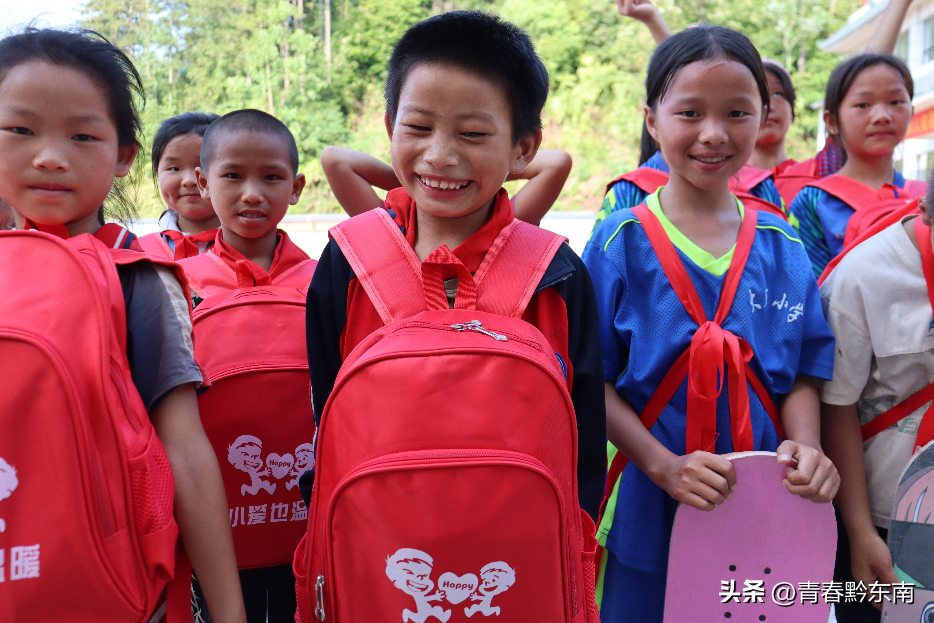 牵手小爱,圆梦六一——贵师大研支团在大歹小学举行心愿包发放仪式