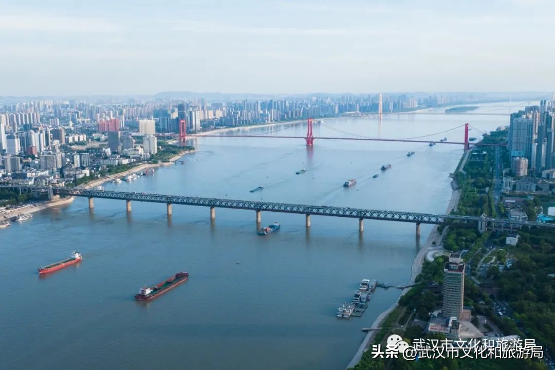 武汉人在江边,一个人在武汉江边