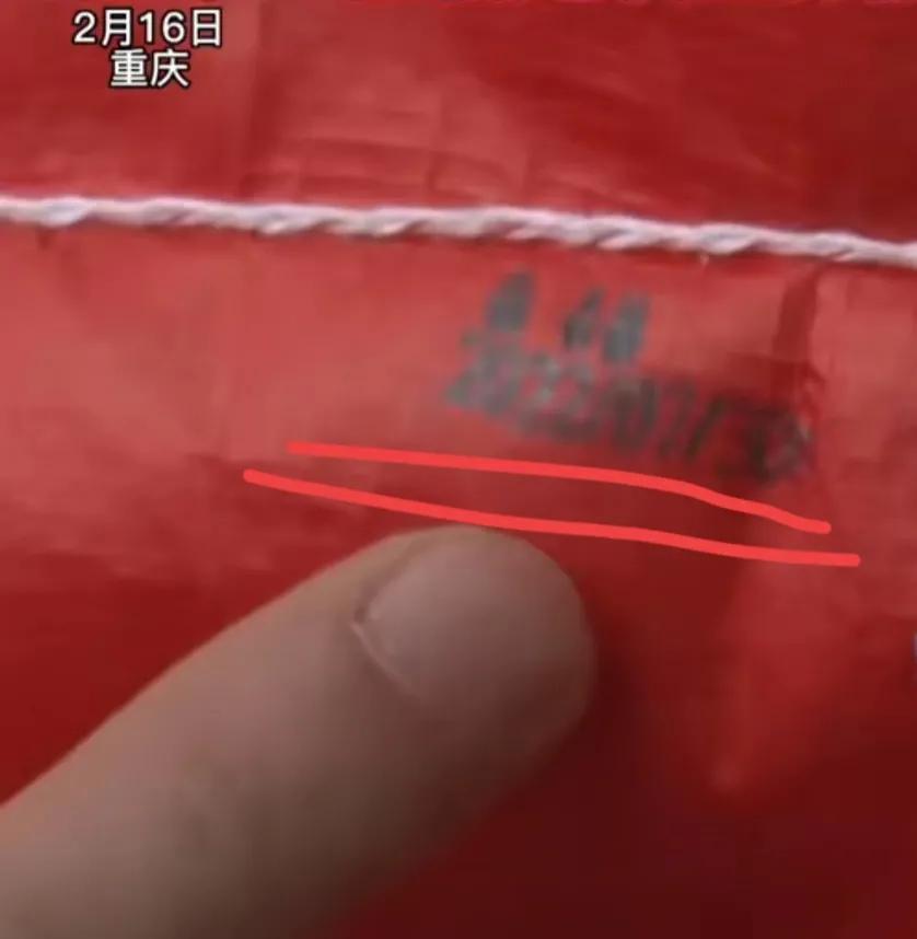 女子超市买250斤大米过期索赔,买250斤过期大米索赔被打