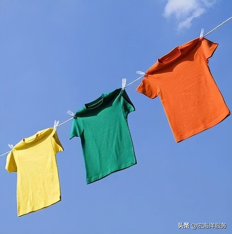 白衣服被掉色的衣服染上颜色了,衣服掉色染到皮衣服上怎么办