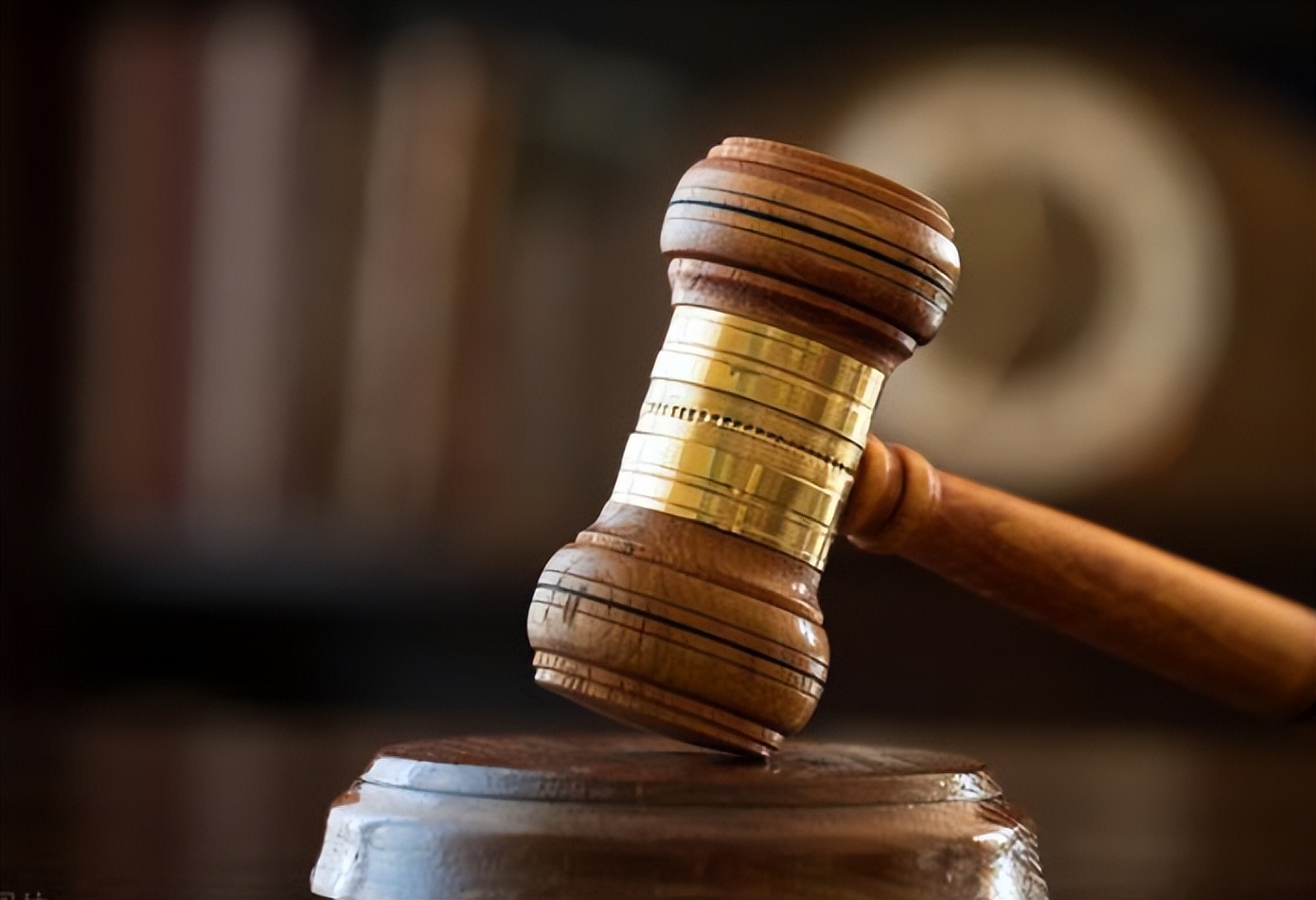 回顾美艳董事长落马，21岁刚毕业就当上了当地局长，疑似权色上位