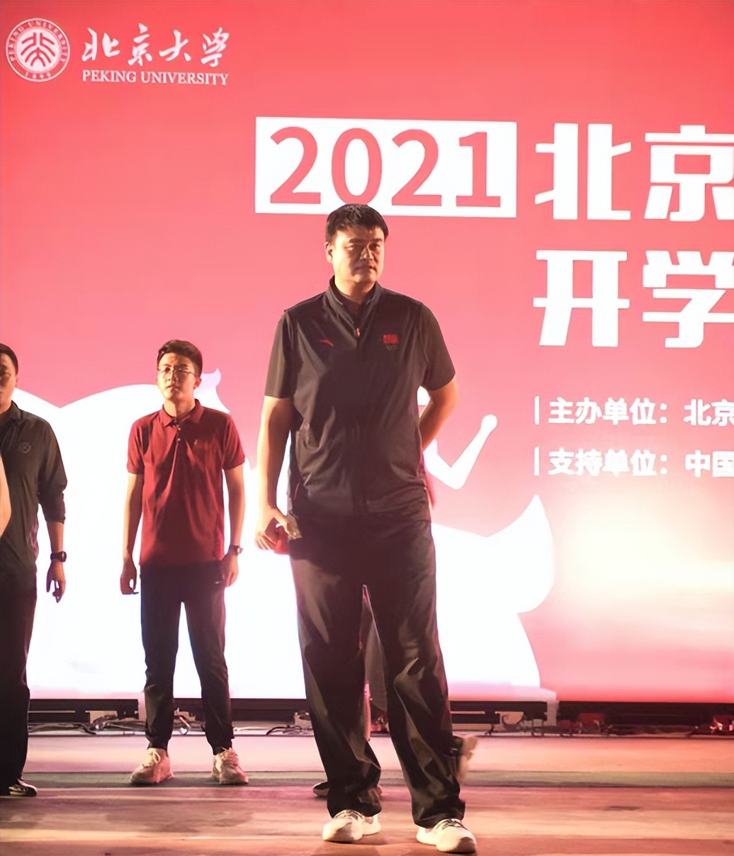 姚明带10岁女儿的合影,姚明携女儿现身机场