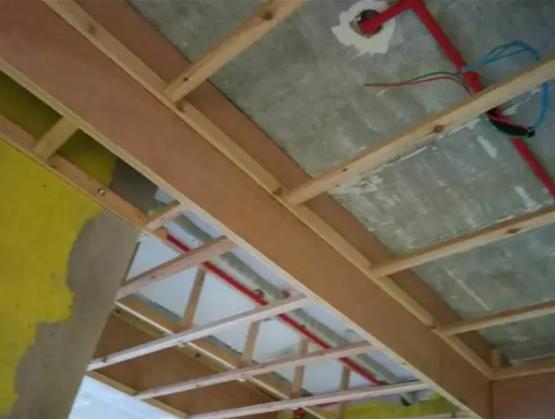 装修楼下天花板开裂谁的责任,楼上装修楼下天花板开裂怎么修补