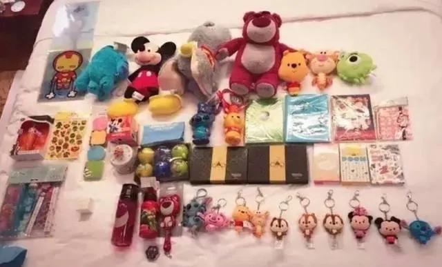 男生老是送我吃的东西,男生老是送一些便宜的小礼物