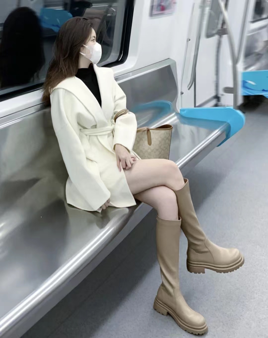 白色大衣里面搭配什么颜色显高级,17-20岁女气质大衣