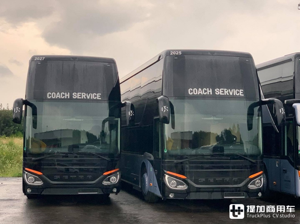 双层巴士房车改装图,可升顶的双层巴士房车