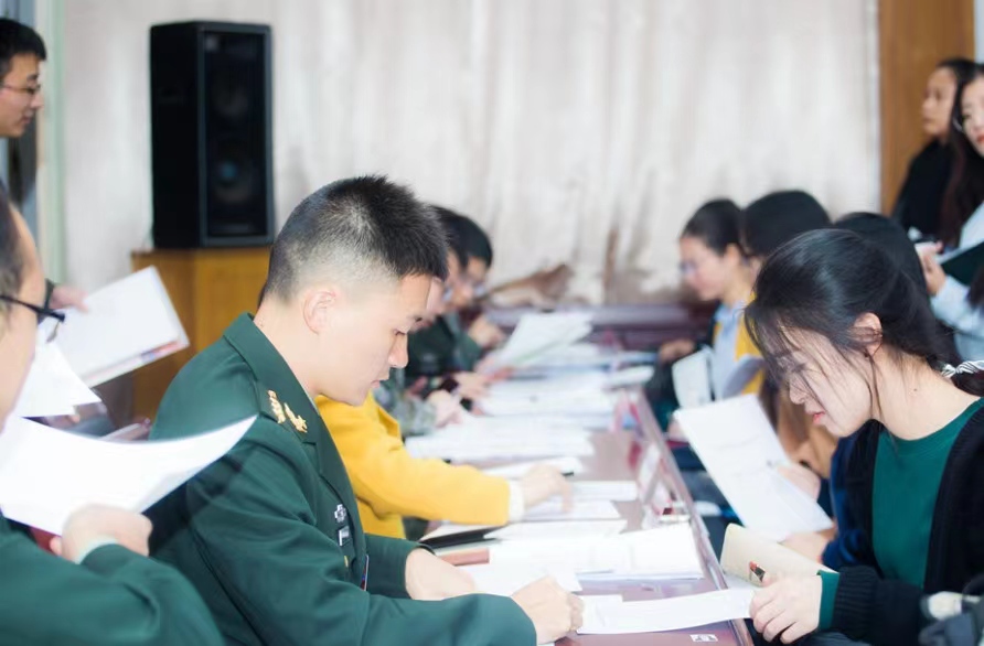 公务员和部队文职的政审哪个严格,部队文职面试和公务员面试的区别