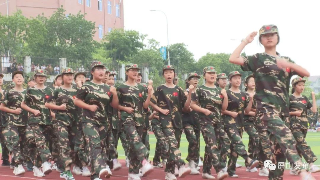 两江开学围观各校花样仪式满满,屏山中学开学典礼