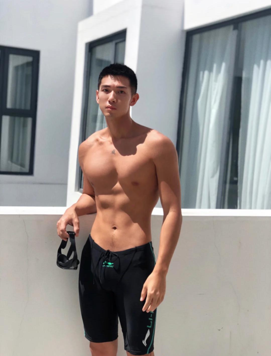 小麦色体育生腹肌,小麦色的肌肉