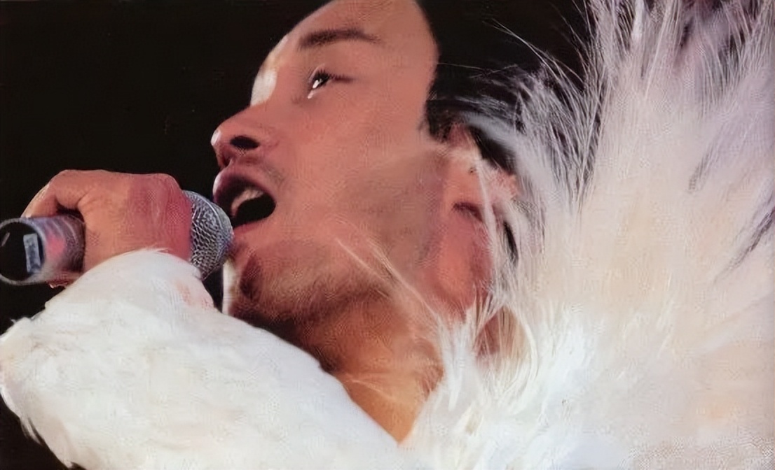 他穿深V露背装，和歌迷开黄色笑话，没被封号还引千万人点赞？