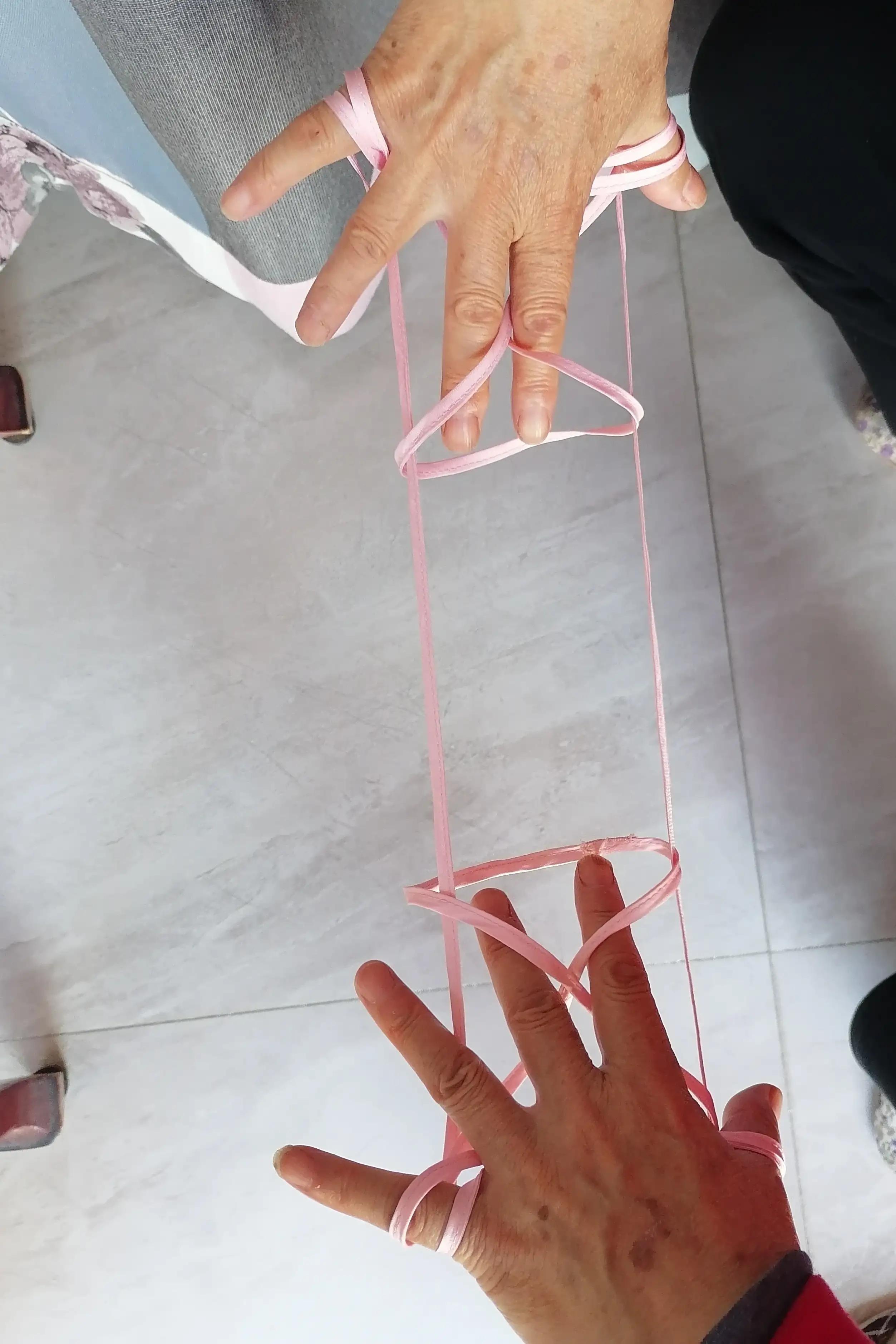 翻花绳游戏过程100字,两人玩的翻花绳游戏小技巧