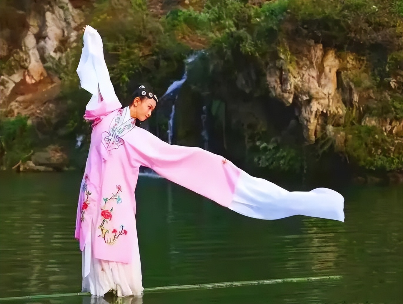 贵州女孩轻功水上漂,贵州女孩练水上漂