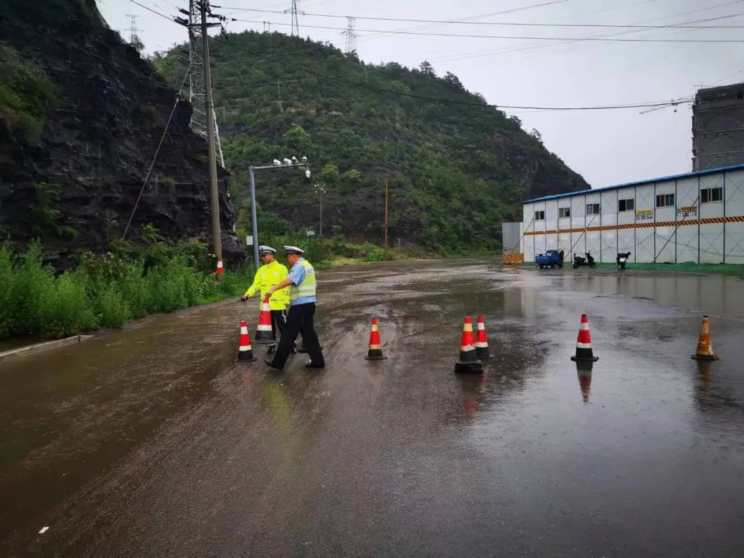 太原交警：窗外下着雨，我在守护你