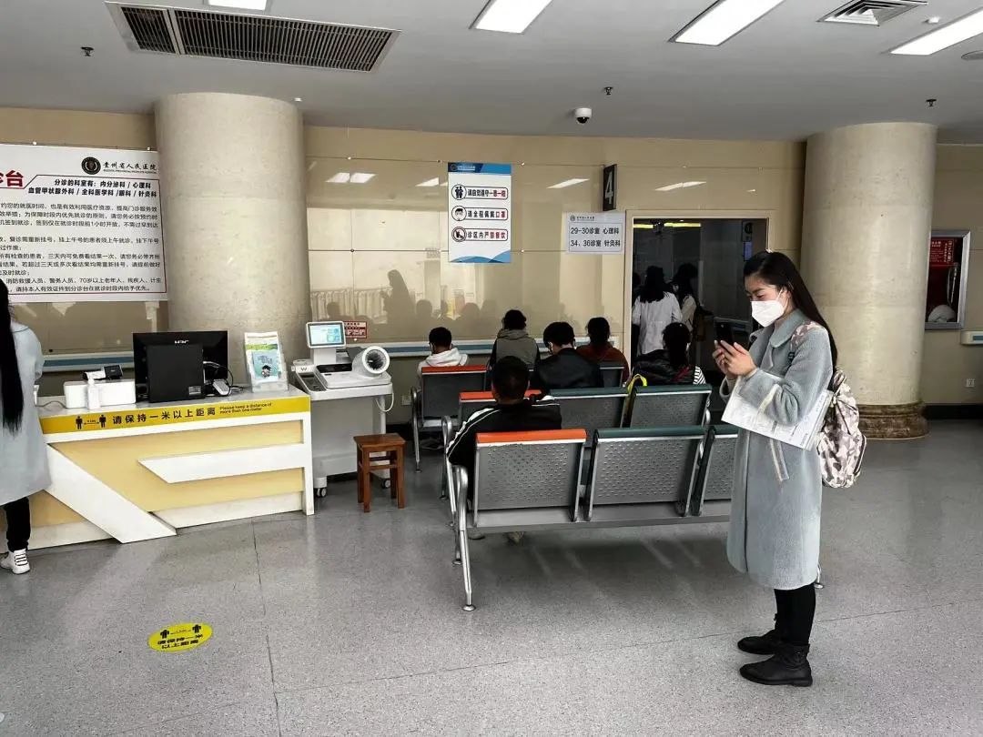 知知观察·身边的新兴职业（一）｜贵阳陪诊师：游走在刚需与质疑中的“临时家人”