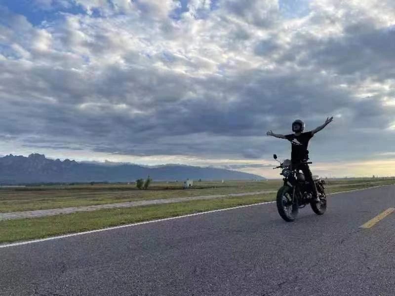 轻骑铃木250cc摩托车,推荐有性能又好看的复古车