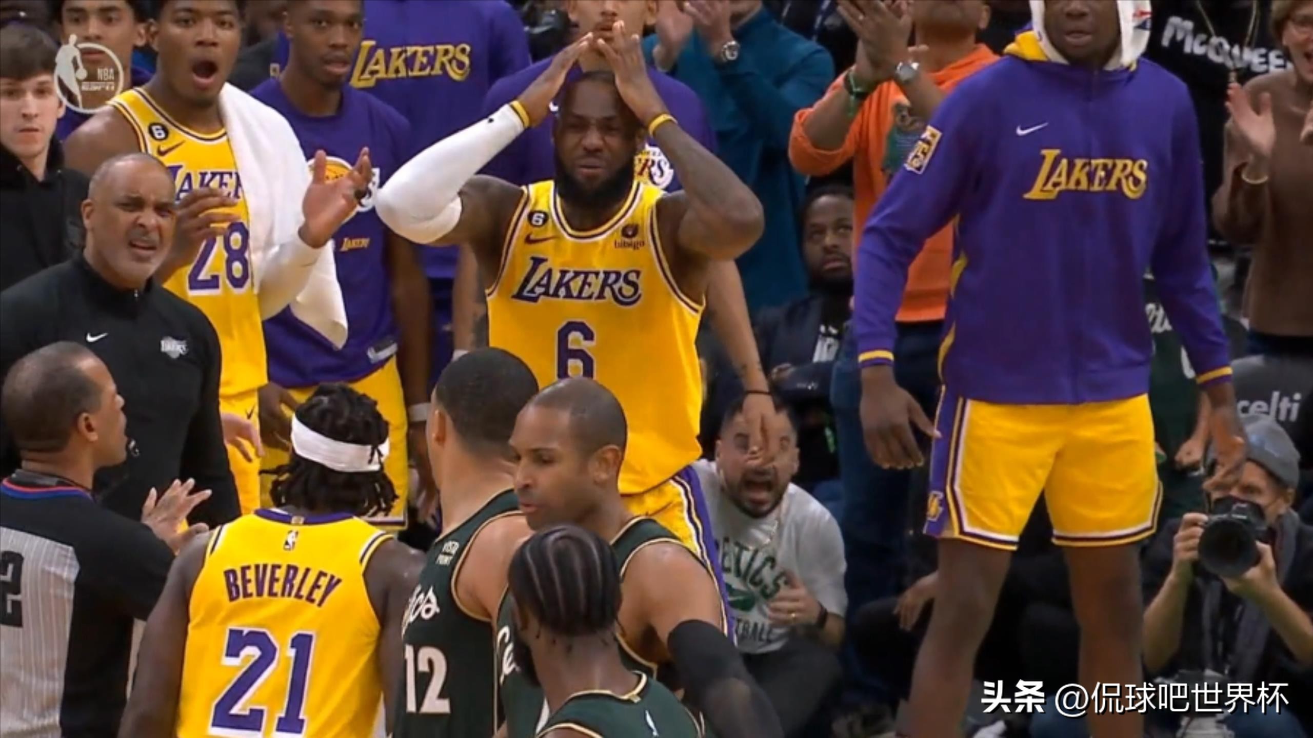 裁判控制了比赛！詹姆斯跪地不起，贝弗利拿着相机表达不满