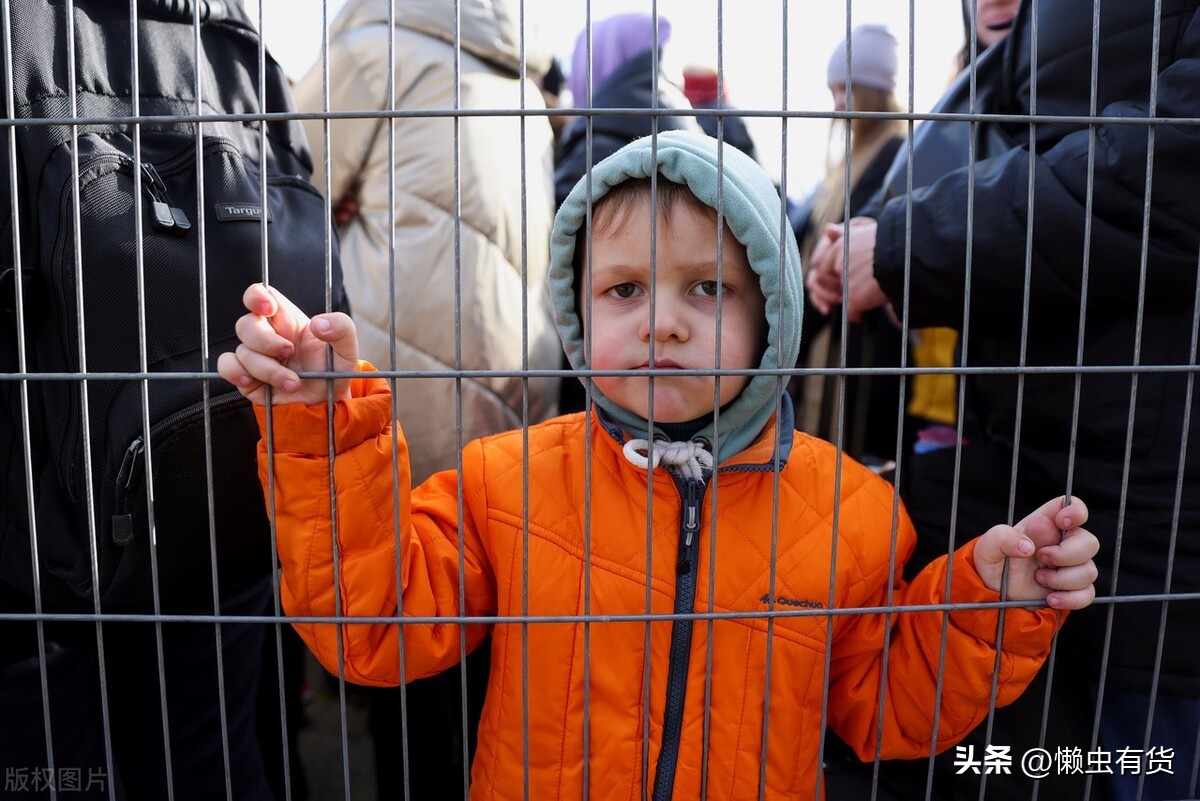 再打下去或将无人！乌克兰开战后人口少了1100万，还欠下一屁股债