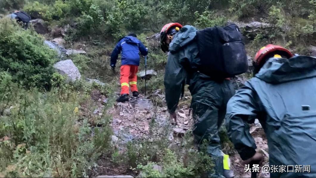 驴友被困4800米深山消防紧急救援,紧急救援5名驴友零下10度被困深山
