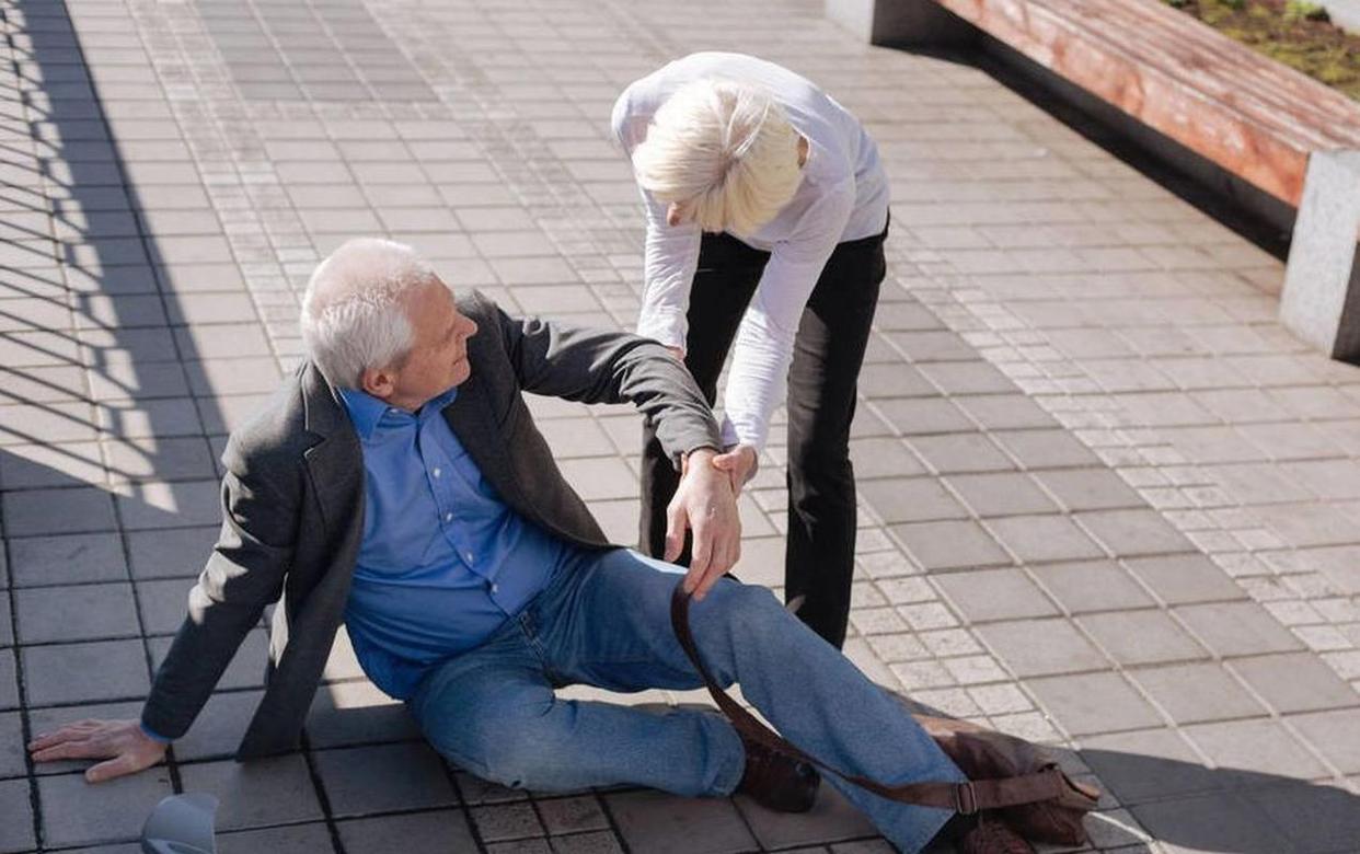 80多老年人骨质疏松骨折怎么治疗,老年人摔了一跤腿大筋疼