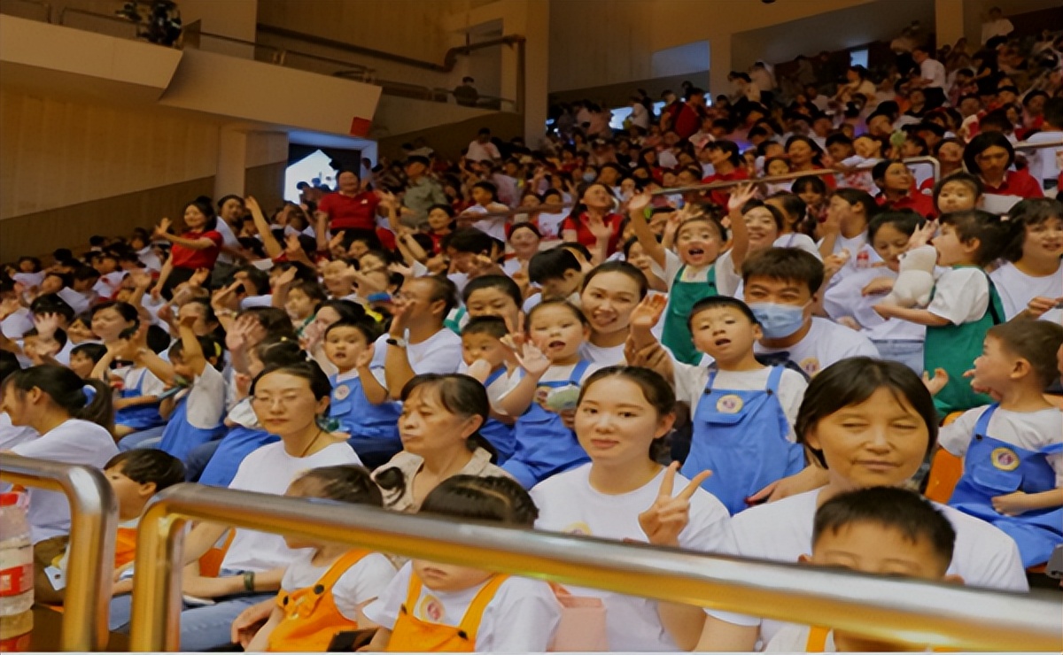 合肥市长江路幼儿园教育集团:举行“炫彩童年筑梦想舞动六一乐成长”庆六一亲子舞展示活动