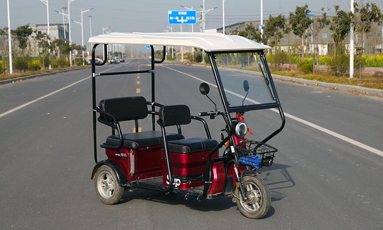 老年代步车三轮上路违法吗,无证驾驶三轮老年代步车怎么处罚