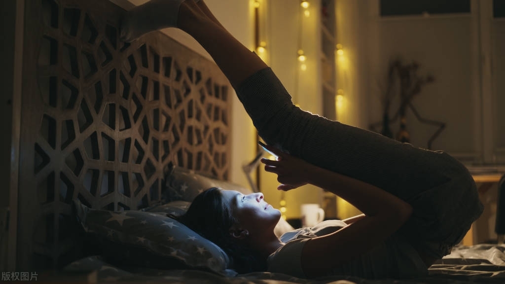 晚上睡不着早上就不想起床,为什么晚上睡觉不想起床