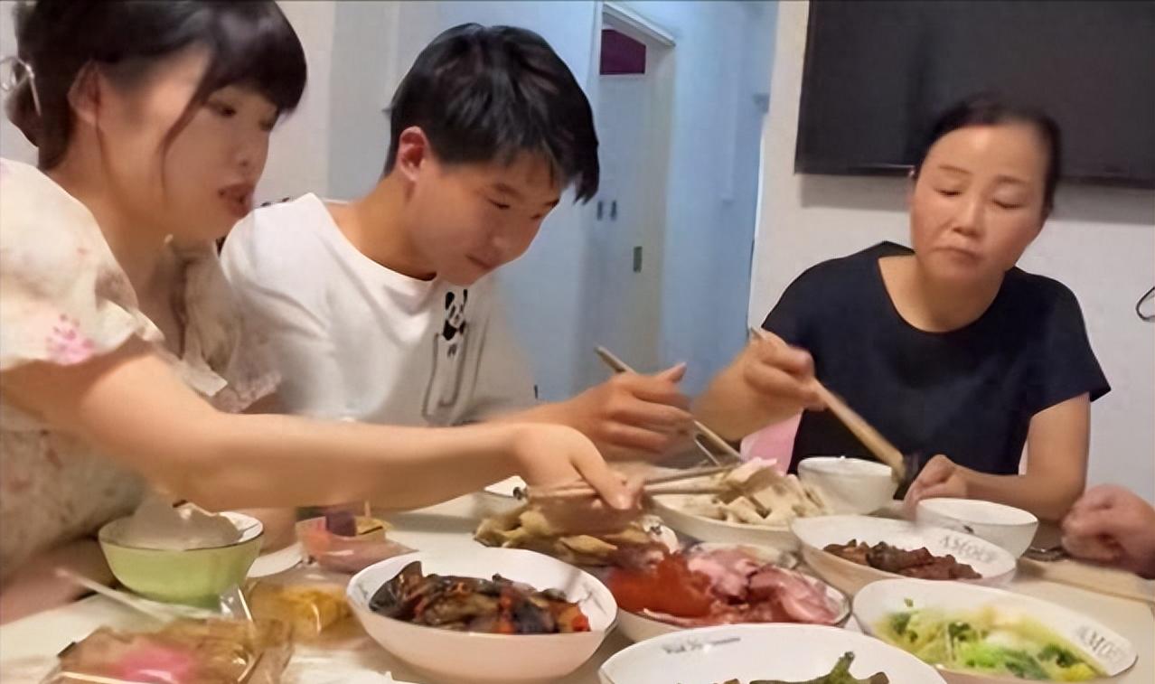 离婚3年后，老公欠债30万找我，我的选择让他后悔