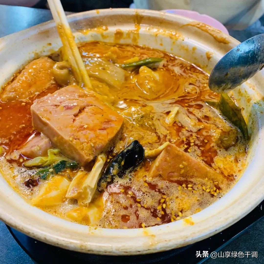 四川女子独自一人做小吃，透露成本8元，一份卖15，月收益3万