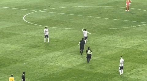 球迷冲进球场拥抱梅西跑了多少米,球迷冲进场内拥抱梅西全过程