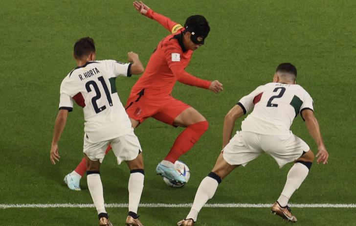 逮到机会了！4大韩媒集体羞辱C罗，没他*底卧**赢不了，梅西才是球王