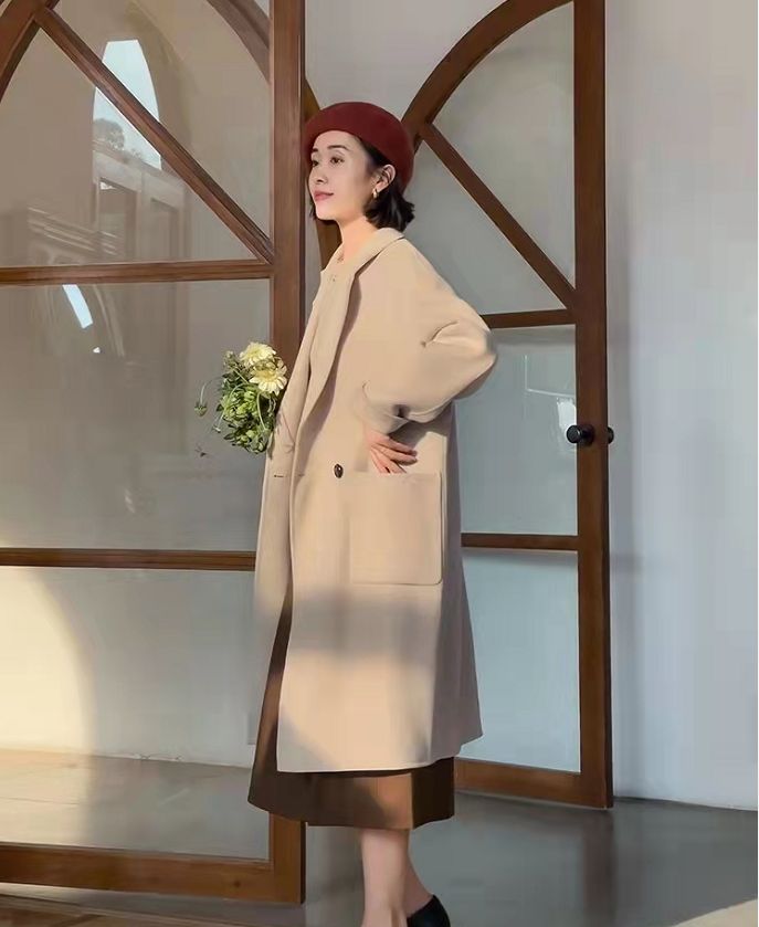 这才是普通中年女人该有的初春穿搭：呢大衣+过腰裙，优雅又减龄