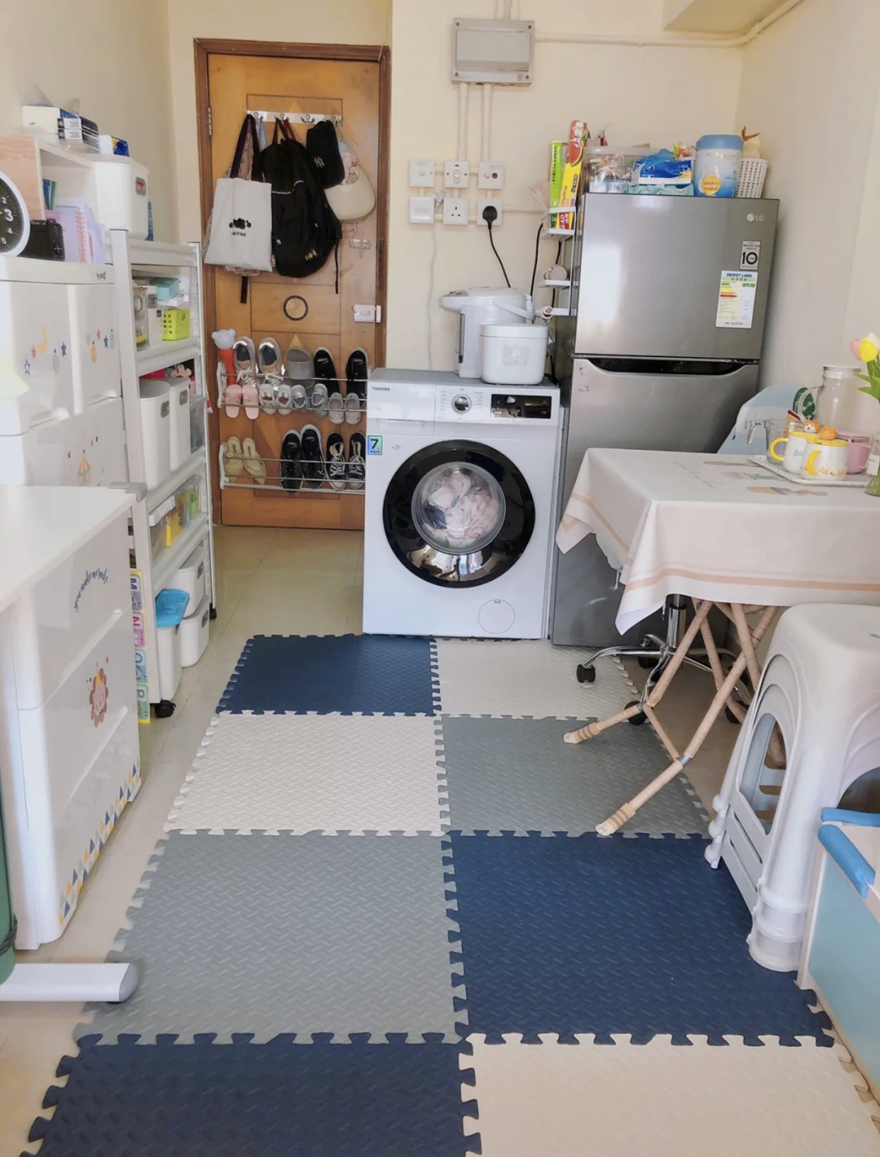 香港一家三口住20平,生活在香港令人窒息劏房