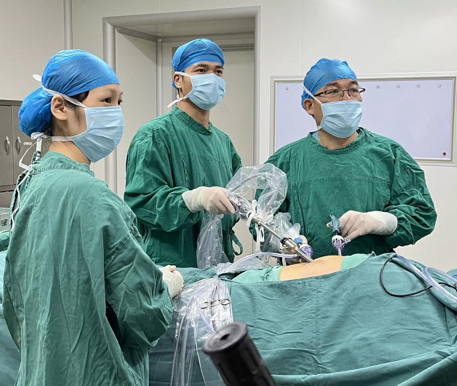 微创跟单孔腹腔镜的区别,微创腹腔镜单孔取胆结石