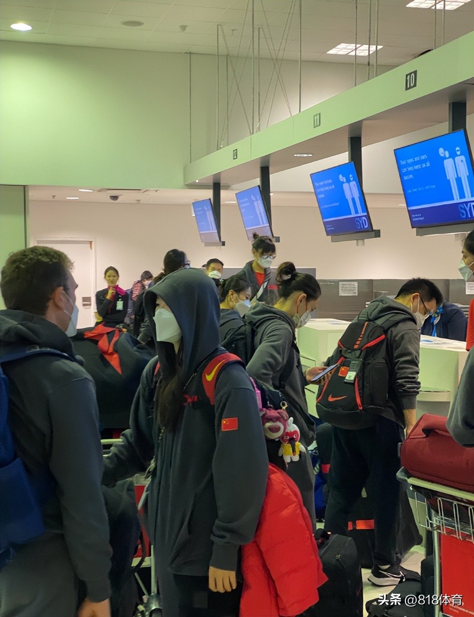 中国女篮顺利回国,中国女篮回国接机