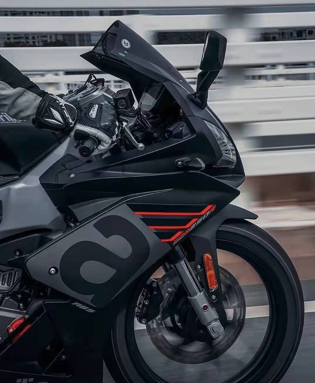 宗申阿普利亚gpr250r对比春风250sr,宗申阿普利亚gpr250r和无极300rr