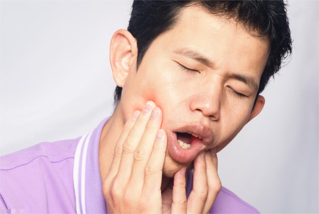 拔完牙五天嘴里臭臭的血腥味,拔完牙后吞咽口水臭臭的