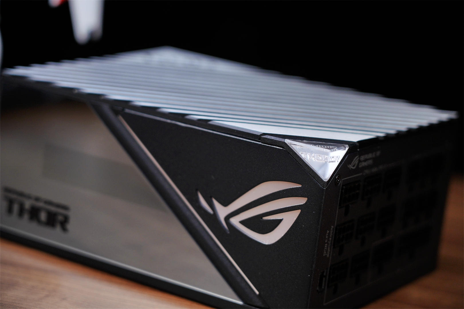 万事俱备，只等40系显卡上市，ROGTHOR1000PLATINUMII电源分享