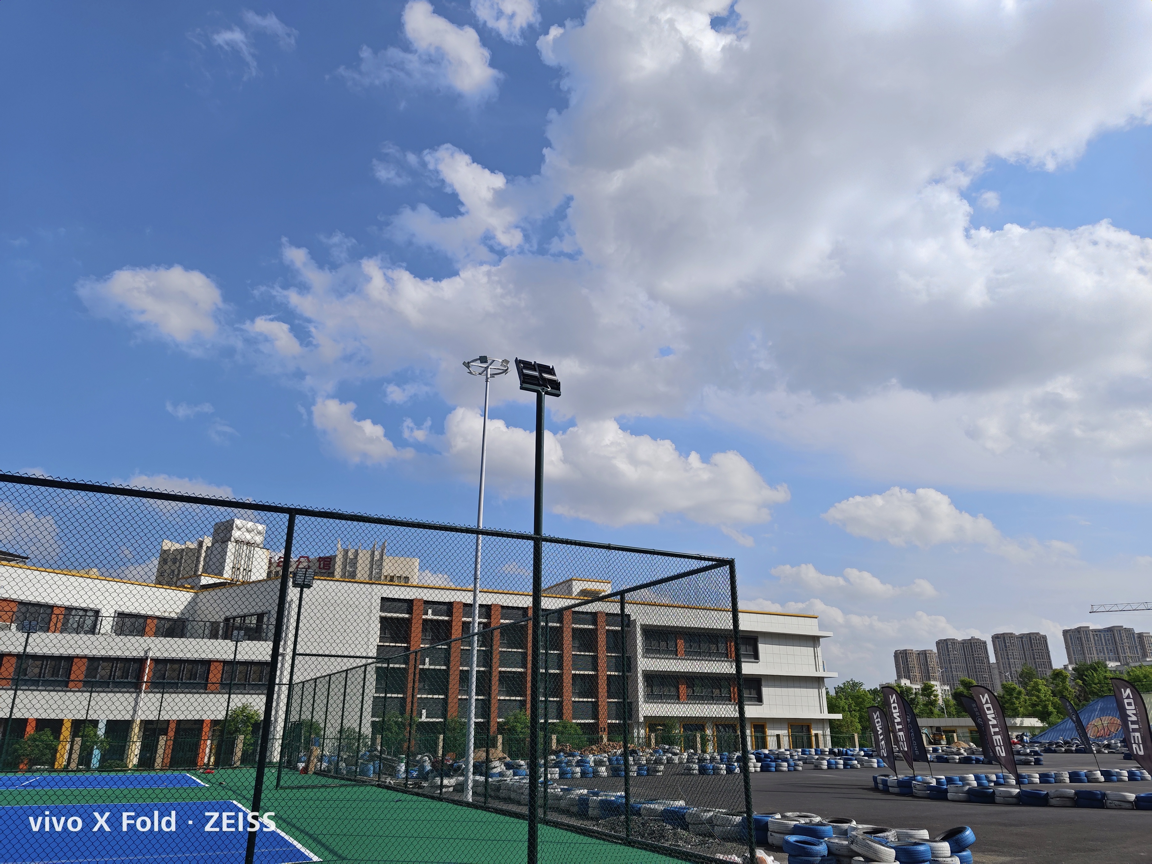 vivoXFold民间评测：8999起售，发布最晚折叠屏，能超越友商吗？