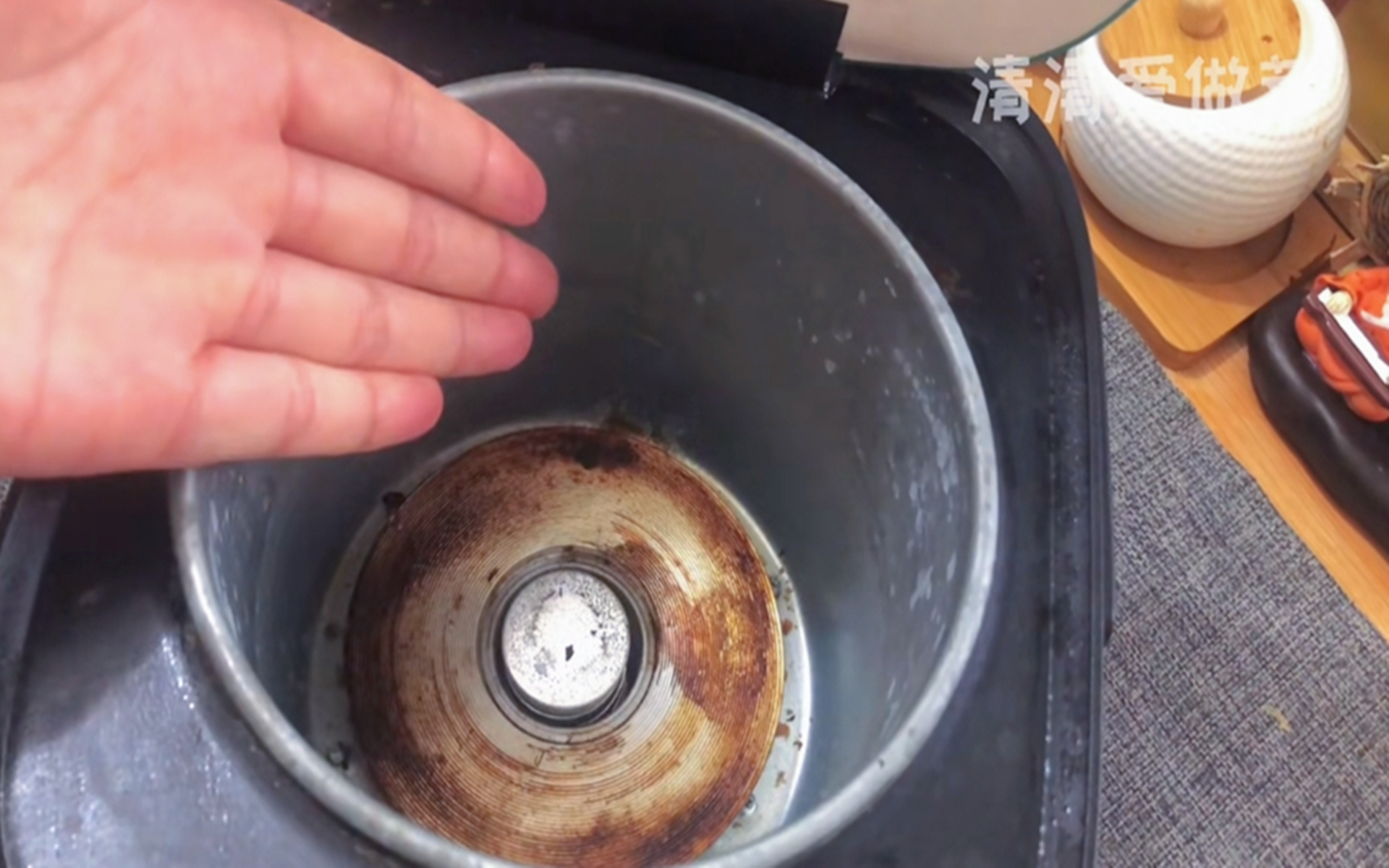 电饭煲上面好脏用什么去除,电饭煲顶部有脏东西