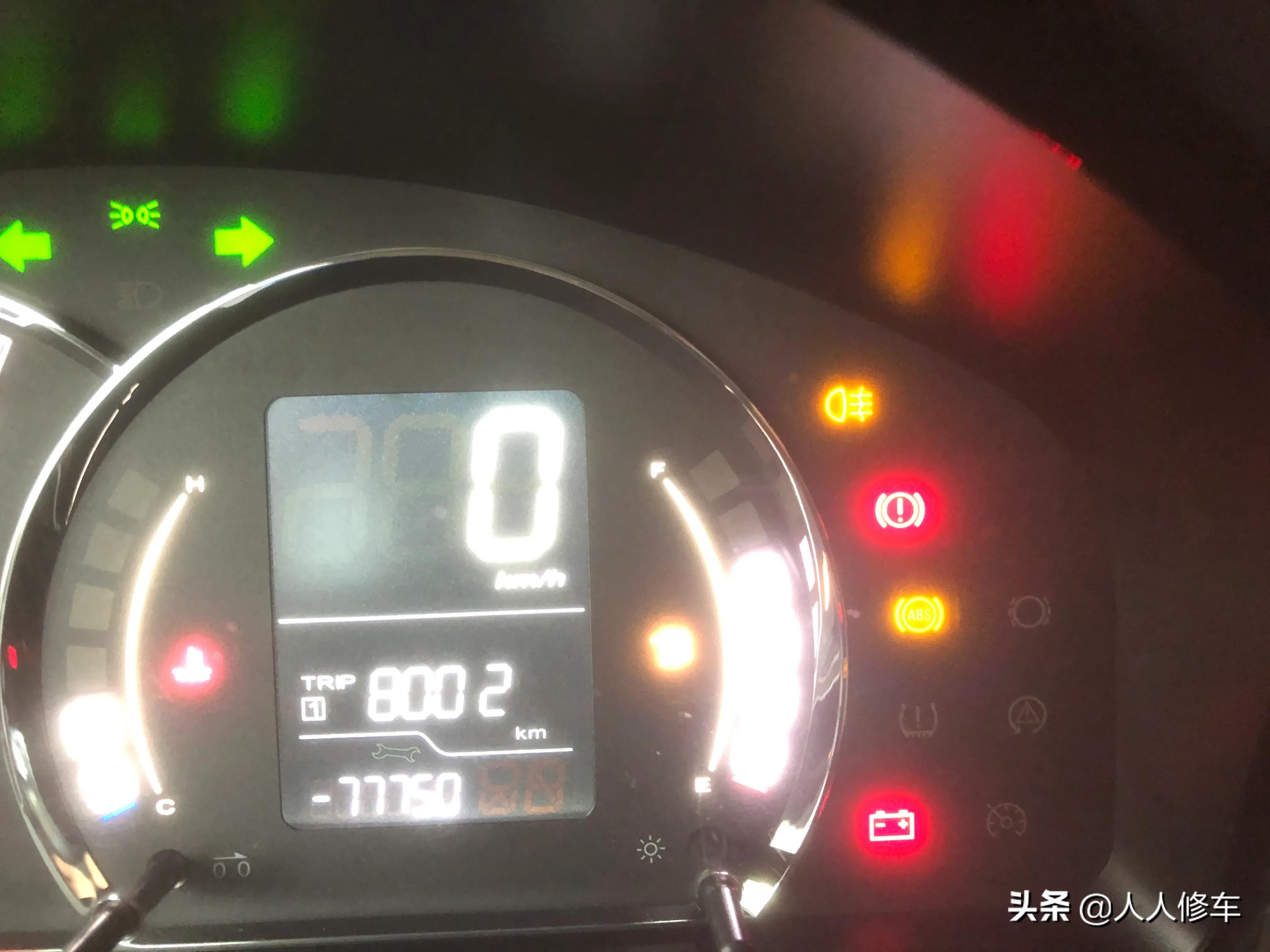 汽车新换的电瓶最近经常打不着火,新车五个月三次没电