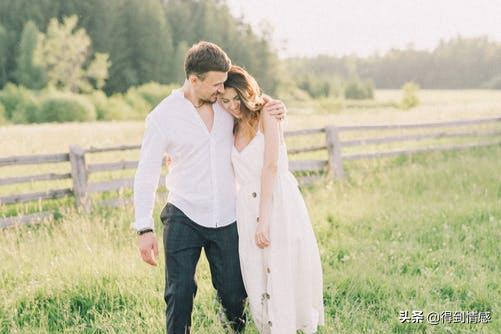 男朋友送廉价礼物怎么高情商回复,男友送廉价礼物对方应如何回应