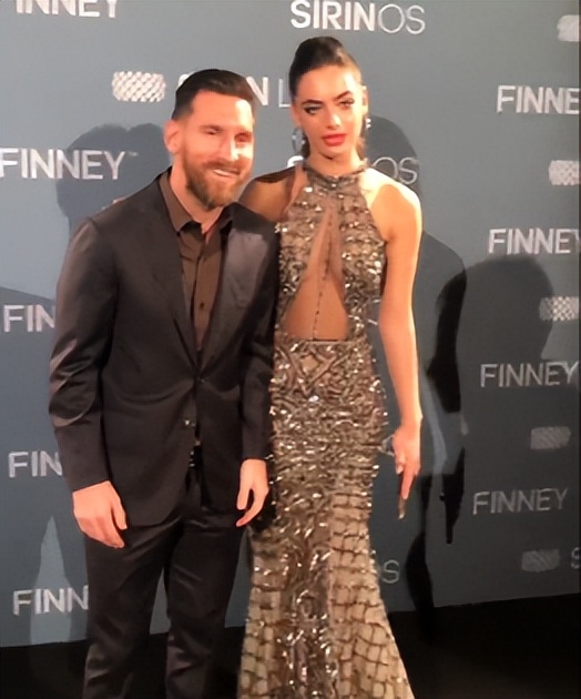 梅西获得金球奖c罗握手梅西,梅西工资卡给老婆