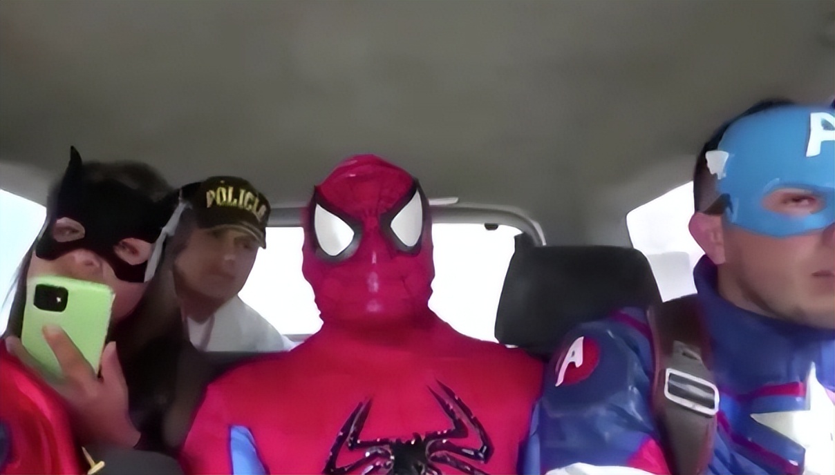 秘鲁缉毒警察cos,秘鲁警察假扮复联抓毒贩