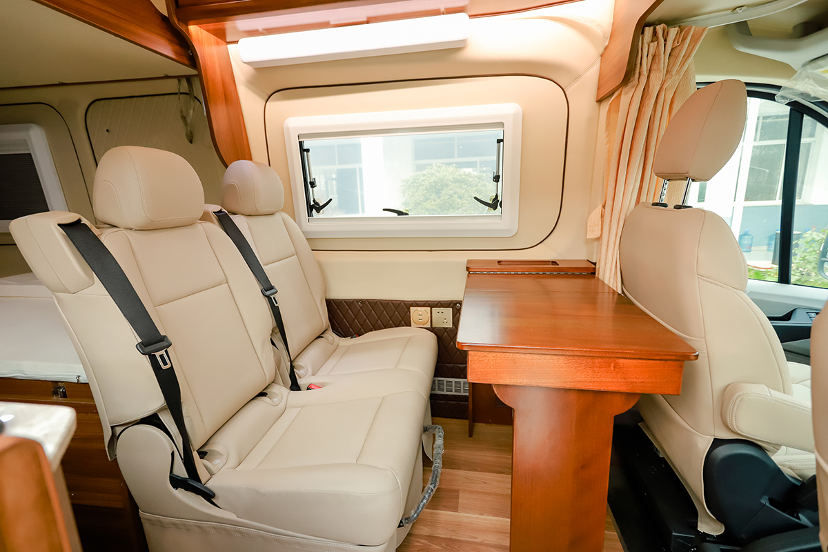 鲁道尔房车效果图,豪华卫浴分离房车