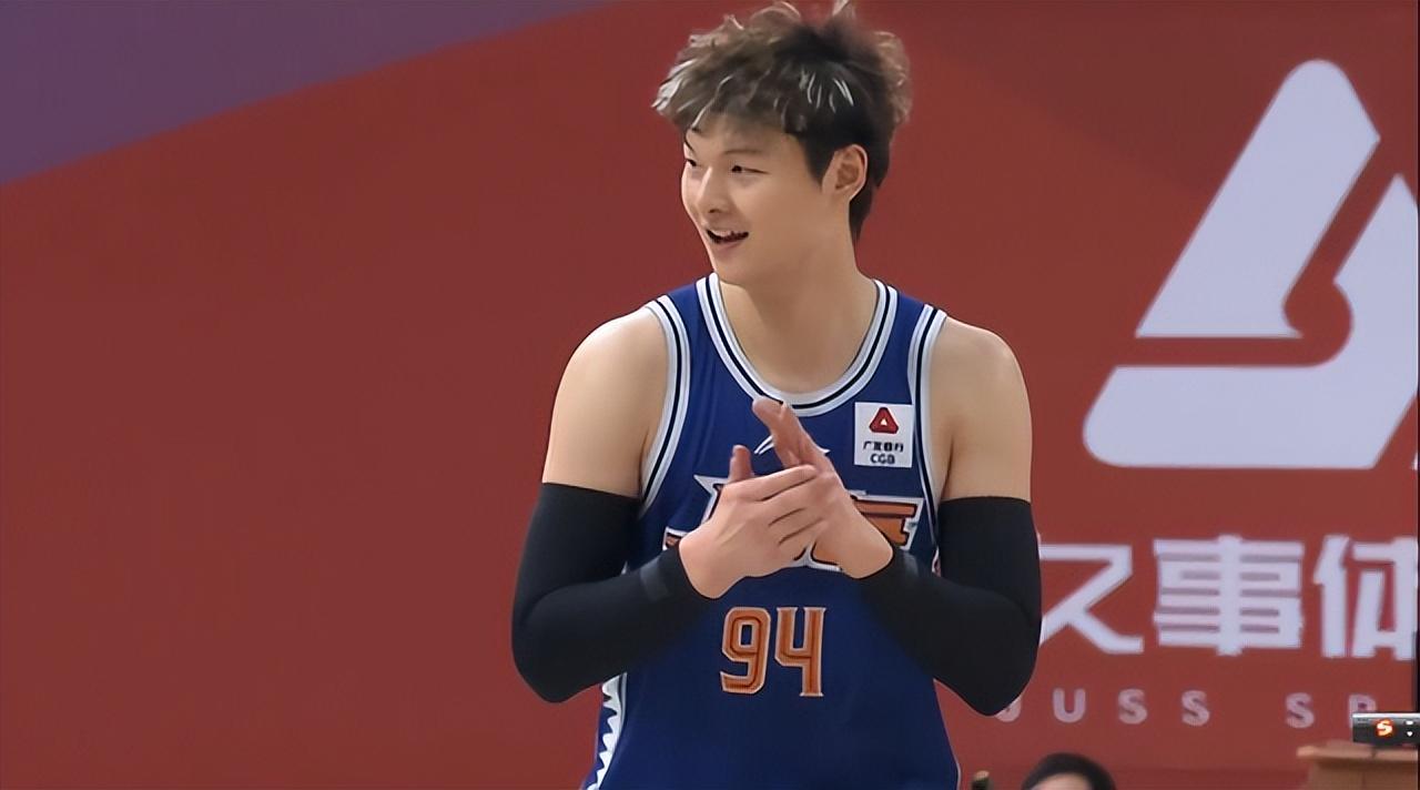 轰18分2帽4三分助队大胜,92分钟绝杀青岛队1-0战胜重庆