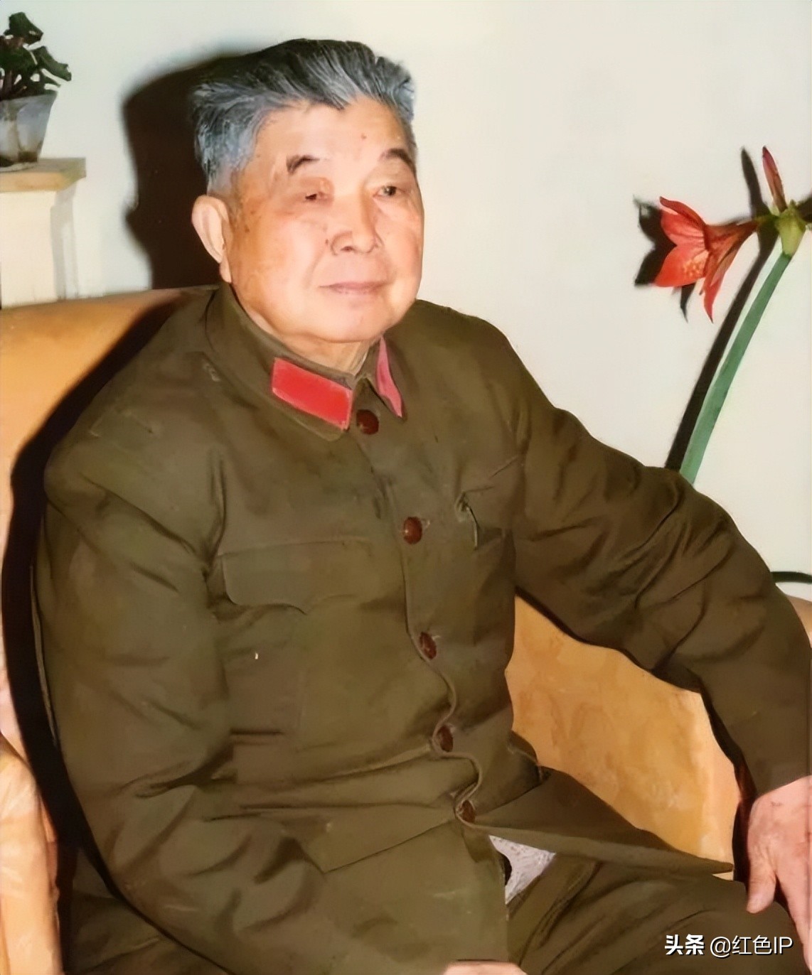 泥瓦匠出身的开国中将刘忠，被*小平邓**称“护驾有功”