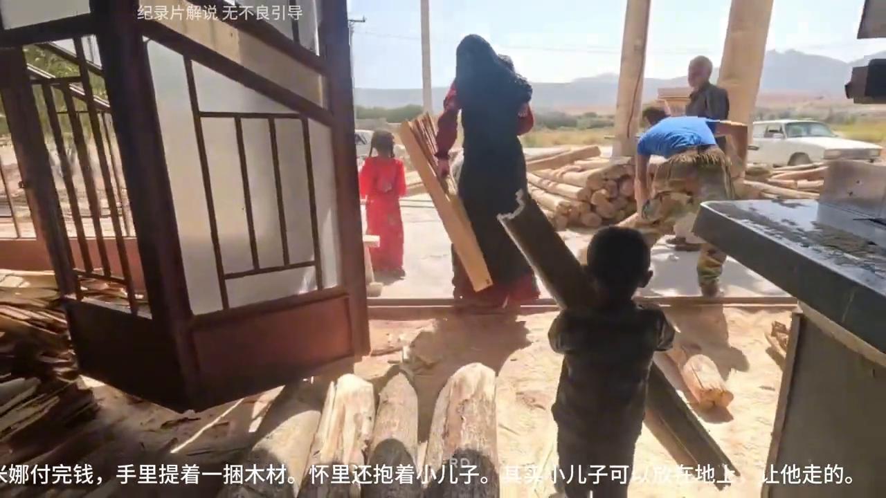 伊朗米娜带孩子进城买冬季衣服,伊朗米娜带孩子最后结局