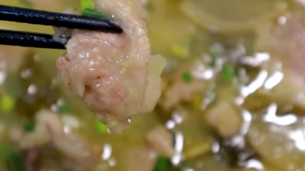 四川名菜酸菜滑肉汤教程,酸菜滑肉汤的做法王刚